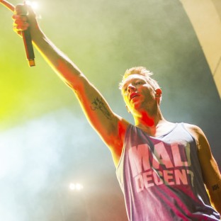 Escucha “Hero” con Frank Ocean y The Clash