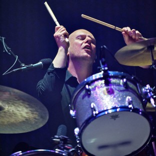 Escucha “Coming Up For Air” la nueva canción del baterista de Radiohead, Philip Selway