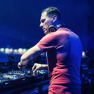 Escucha remix de “Midnight” de Coldplay por Tiësto