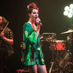 Hija de Kurt Cobain advierte a Lana acerca de romantizar la muerte