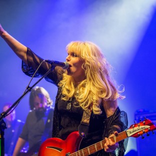 Courtney Love invita a Lana del Rey a concierto del novio de su hija