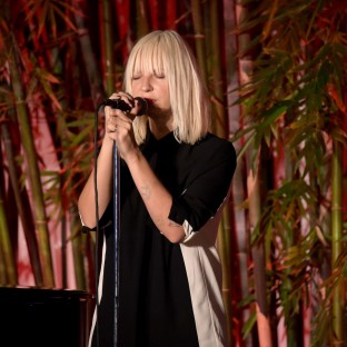 Sia se disculpa por connotaciones pedófilas en video de “Elastic Heart”