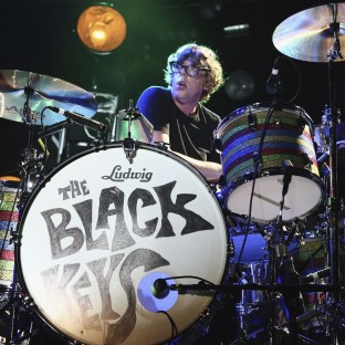 El baterista de The Black Keys critica álbum póstumo de Michael Jackson