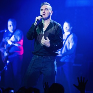 Morrissey se queja de la poca promoción a su nuevo disco, la política y la ignorancia