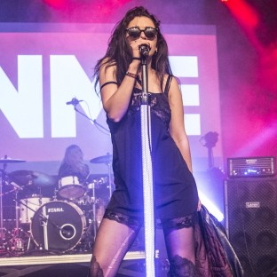 Charli XCX rechazó propuesta para participar con Christina Aguilera