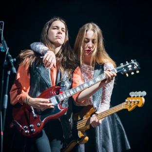 “Casi muero de diabetes en el Glastonbury”, dijo Este Haim