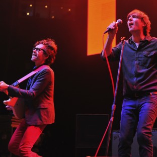Un concierto en el gimnasio de una preparatoria