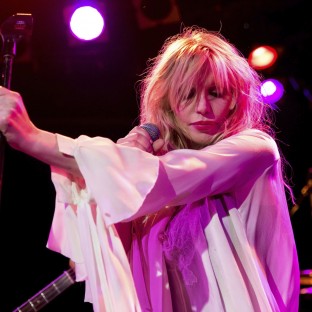 Courtney Love confirma que ella escribió la nota en la cartera de Kurt Cobain