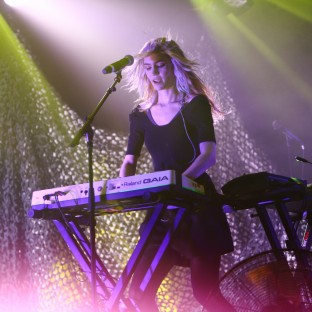 Grimes tocó en vivo “Go”, la canción que escribió para Rihanna