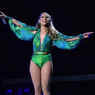 Jennifer Lopez invita a Iggy Azalea al escenario para cantar ”Acting Like That”