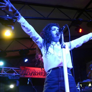 Mira su presentación en vivo de “Superlove”