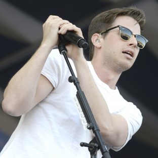 Foster The People presentaron “Best Friend” acompañados de un coro de niños en el show de Letterman