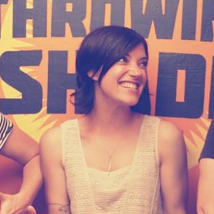 Sharon Van Etten juega 