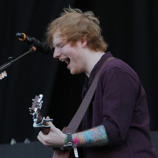 Ve a Ed Sheeran en vivo con Demi Lovato interpretar 